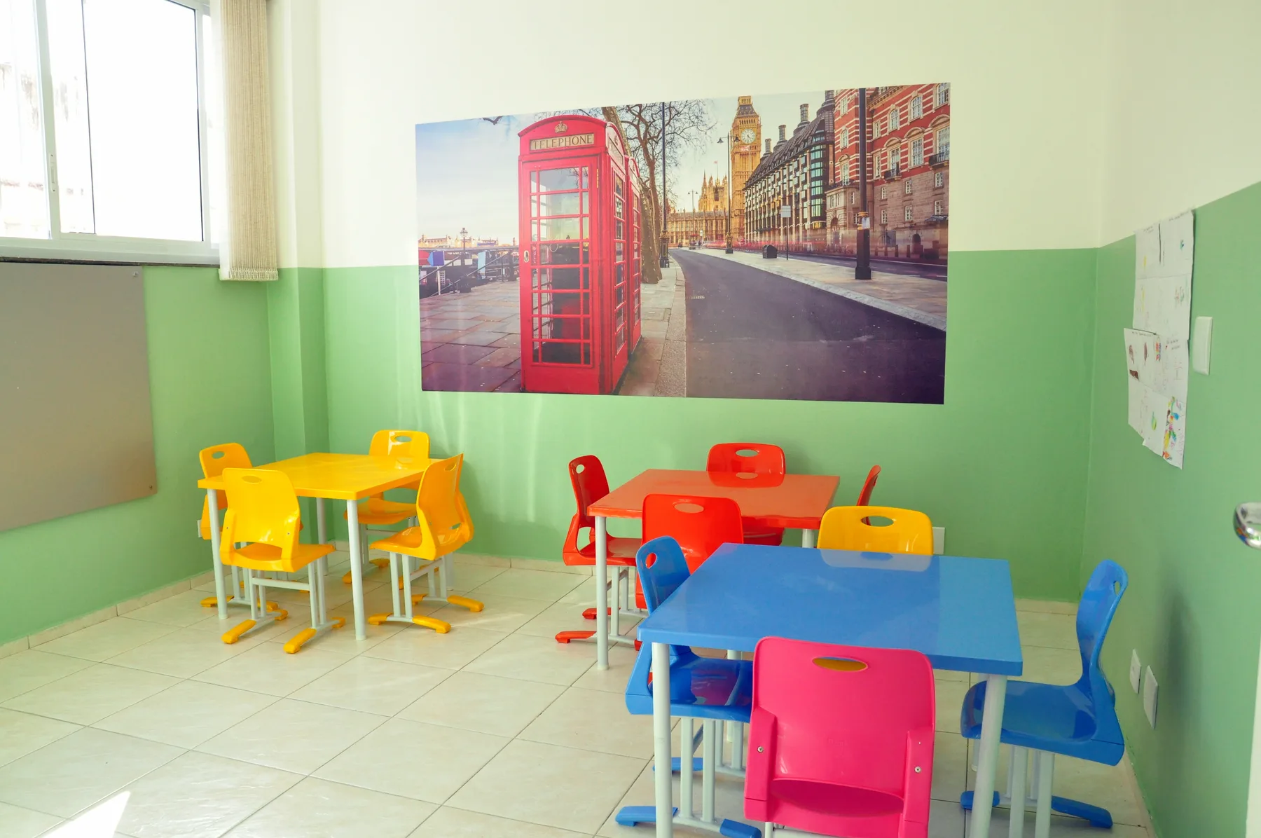 Sala preparada para atividades de inglês na Kids Place