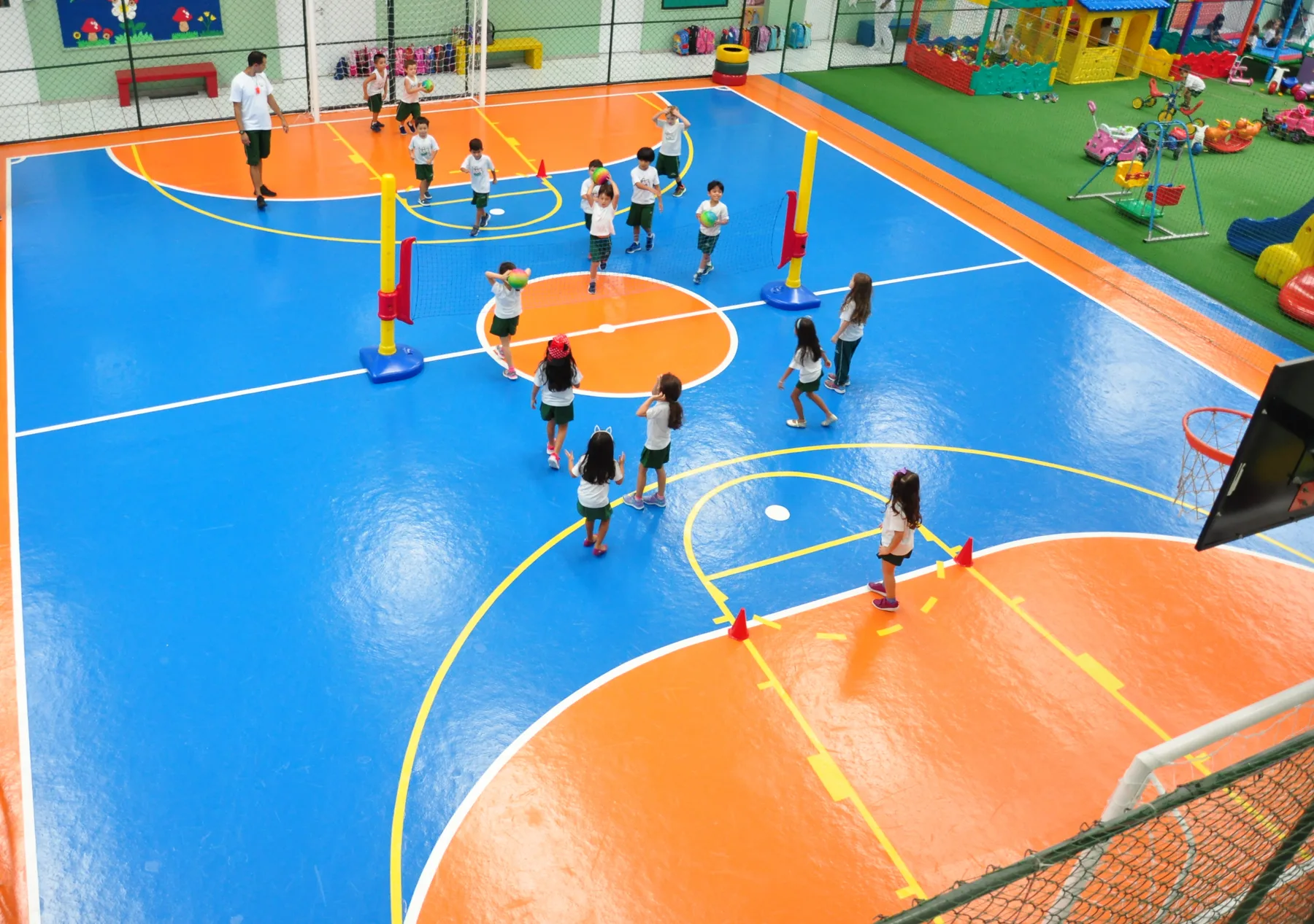 Quadra poliesportiva da Kids Place em atividade